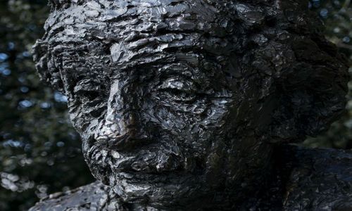 Einstein_statue.jpg