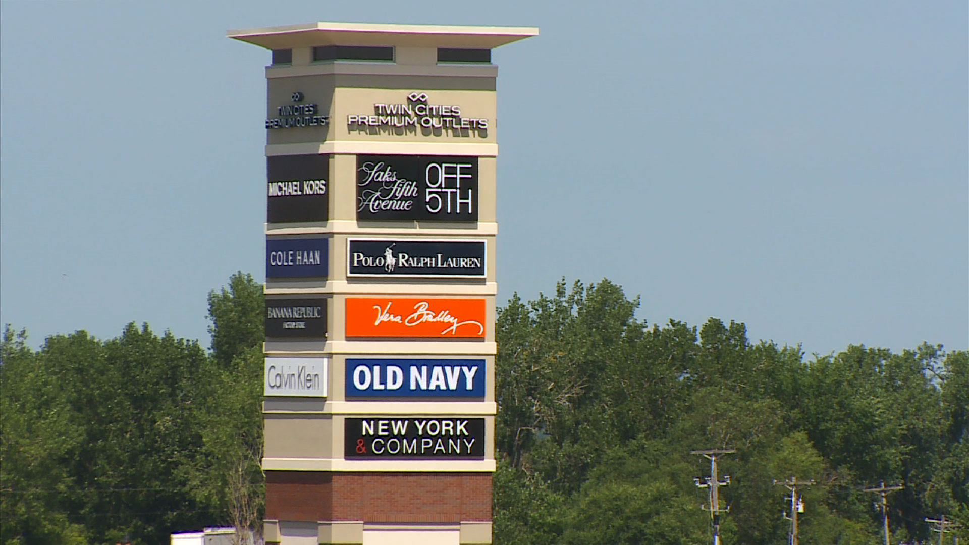 eagan-outlet-mall-opens.jpg